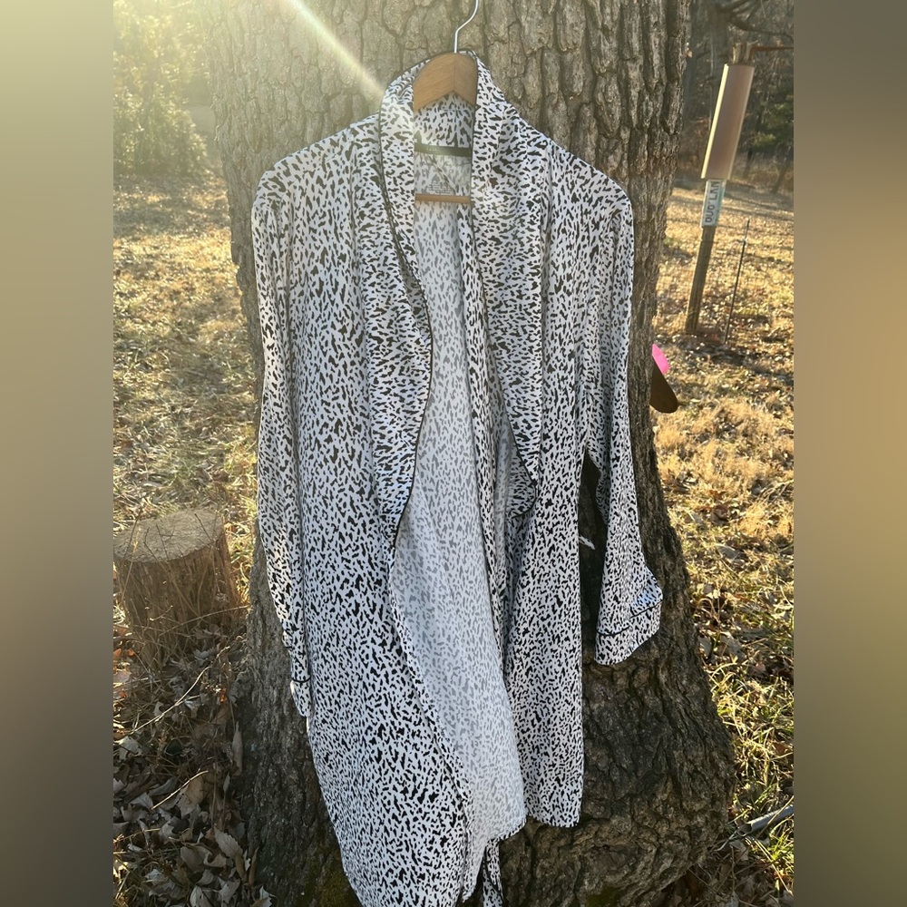⭐️Nicole Miller Animal Print Robe in size L